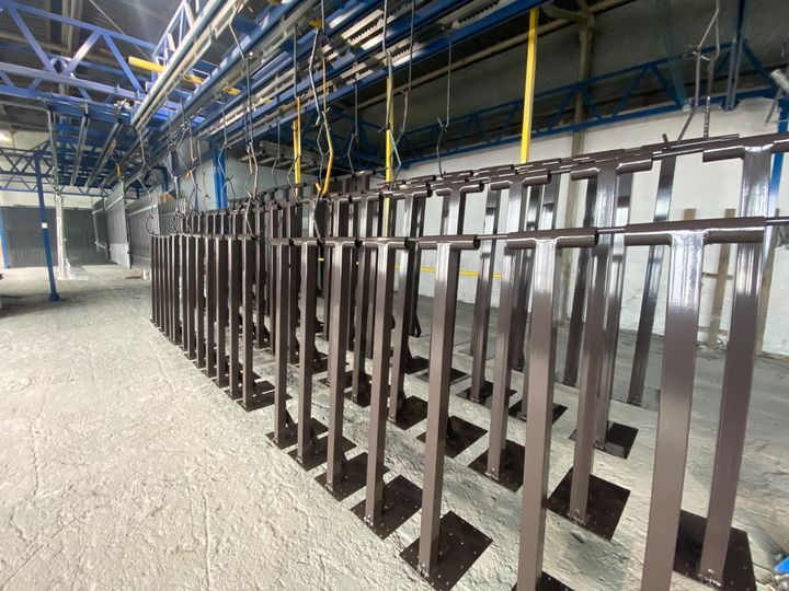 Brązowe przęsła balustrad na linii