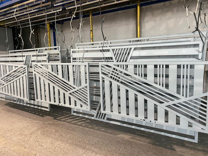 Białe ramy konstrukcyjne w hali produkcyjnej