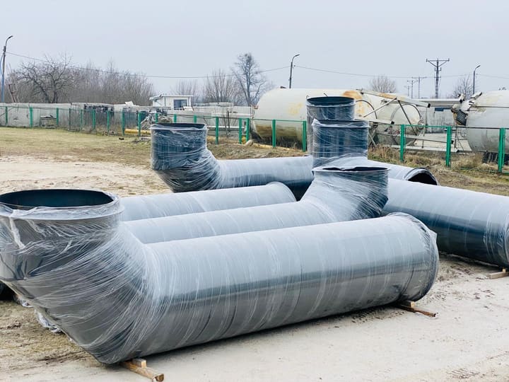 Zabezpieczone folią elementy wielkogabarytowe