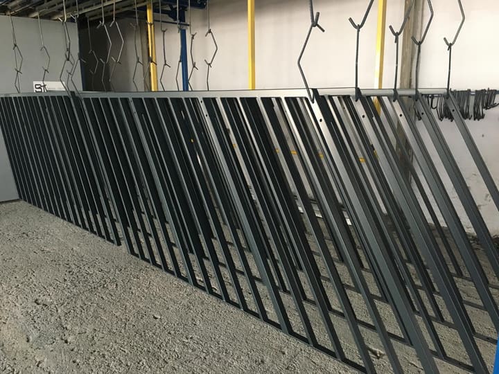 Czarne balustrady na linii lakierniczej